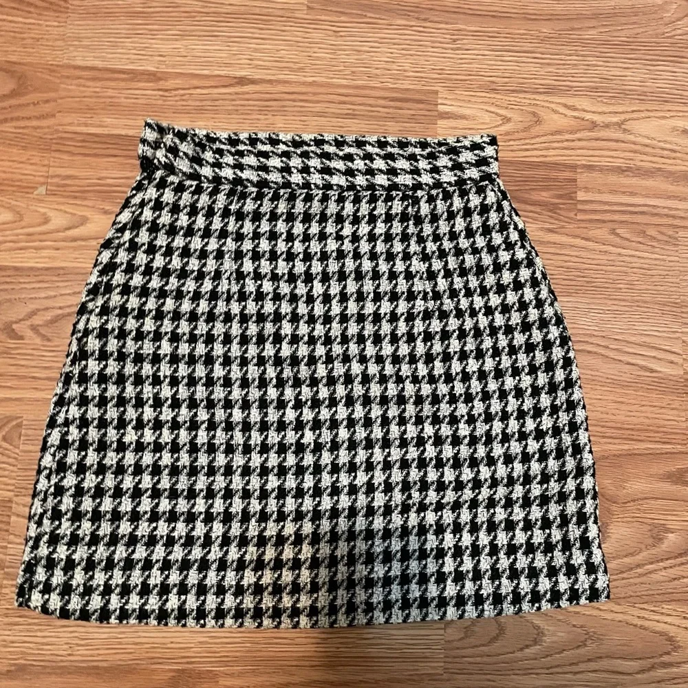 H&M Classic Black & White Houndstooth mini skirt with faux pockets